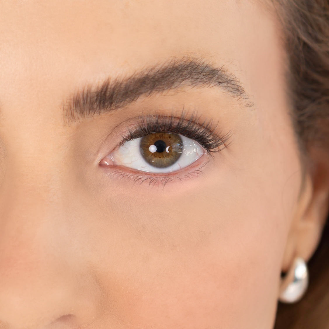 Pre glued lashes style flow