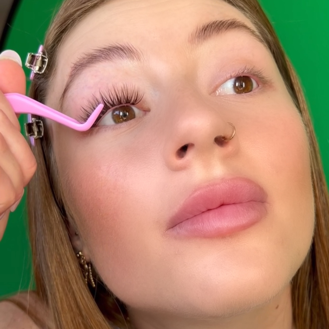 using an eyelash applicator