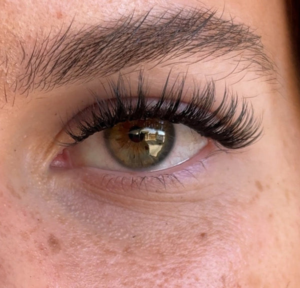 DIY lashes in style Iconic 
