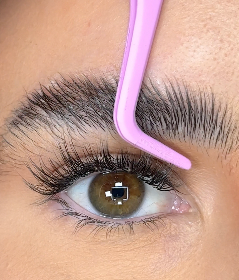 Pressing a Quickies lash along the lash line